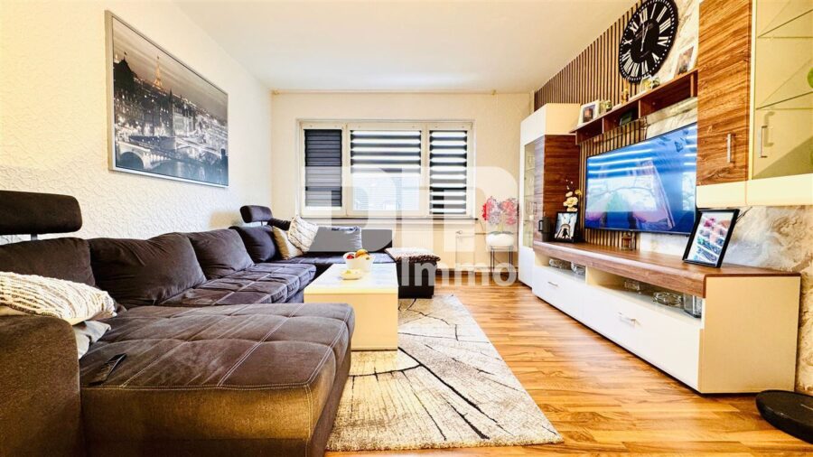 Modernisiertes Mehrfamilienhaus mit 8 Wohneinheiten und 2 Gewerbeflächen - Wohnzimmer WE3